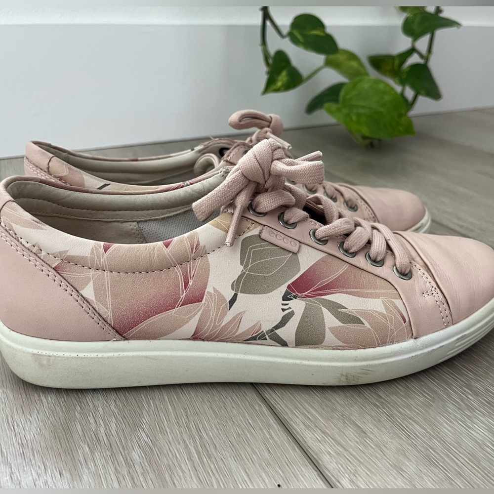 Ecco pink spring floral lace up leather sneakers good for walking